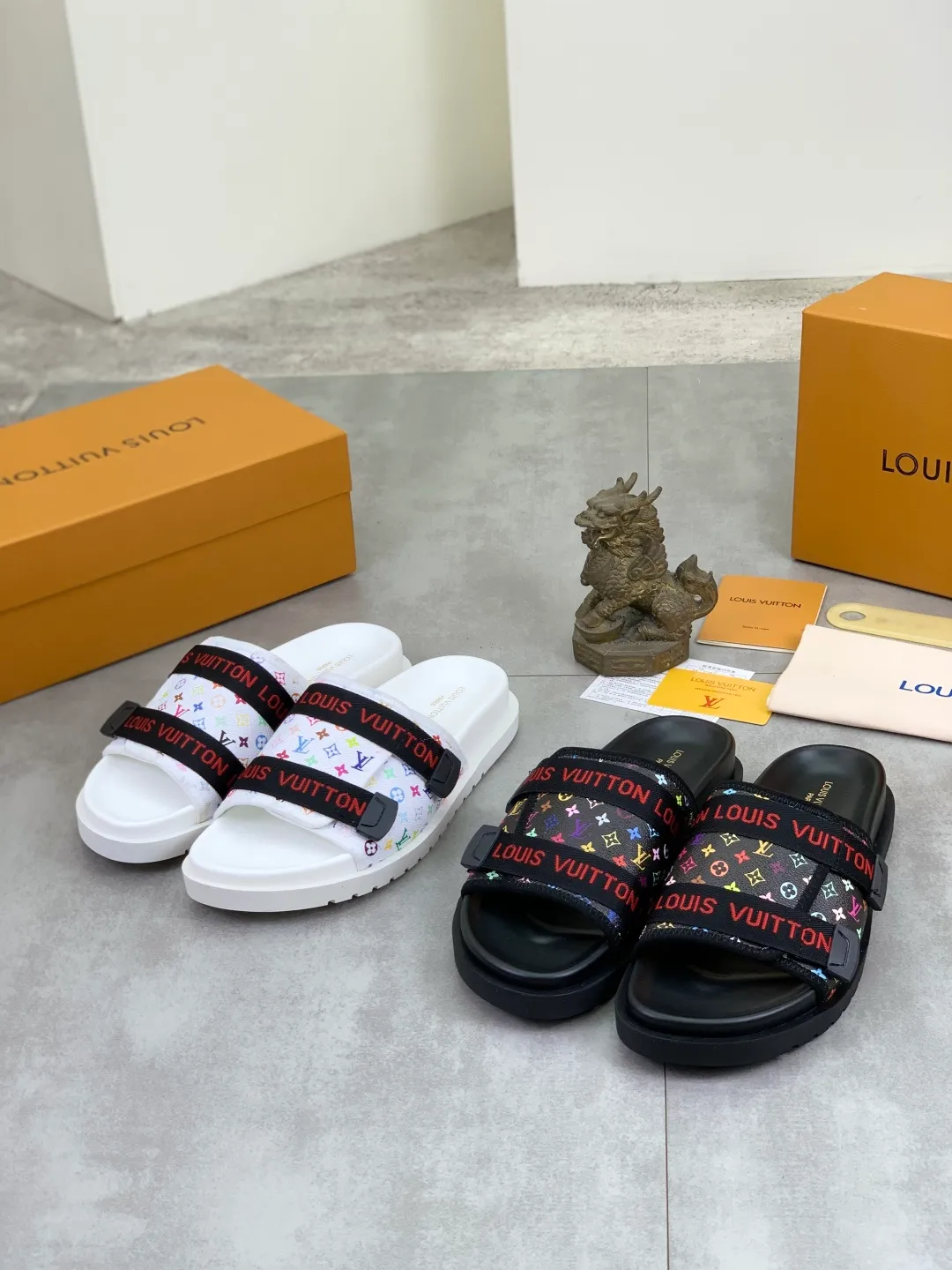 Men's shoes 💰P320💰【New style】🆘 Original quality 【LOUIS VUITTON】The popular Louis Vuitton LV men's slippers on the official website are on sale simultaneously! Original fabric imported from Italy, original factory special supply, code number: 38-44 (45 customized), many colors available